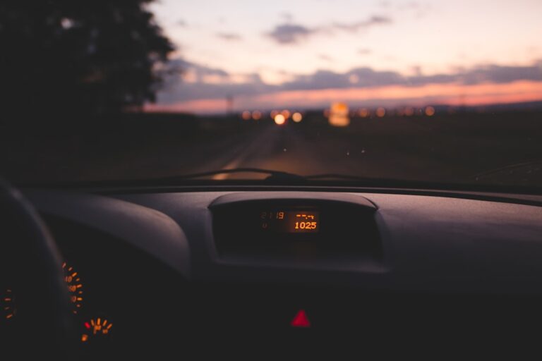 Jak efektywnie relacjonować wydarzenie branżowe? Przewodnik dla blogerów motoryzacyjnych