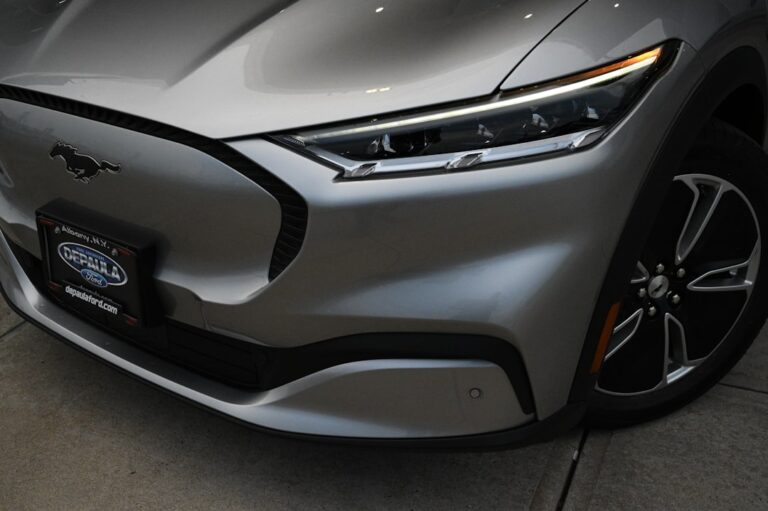 Nowe technologie w motoryzacji 2025: Co warto wiedzieć?